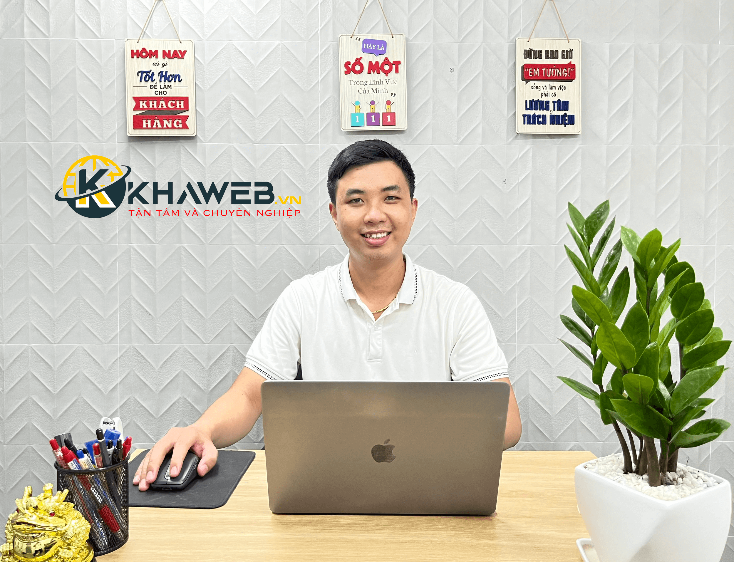 Đại diện KHAWEB làm việc trực tiếp với khách hàng và code website